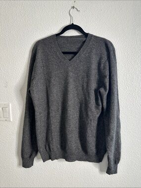 Gray cashmere sweater size L soft classic quilt luxury